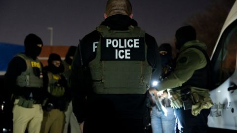 Los funcionarios de ICE volverán el lunes 12-05 para verificar los registros de autorización de empleo.