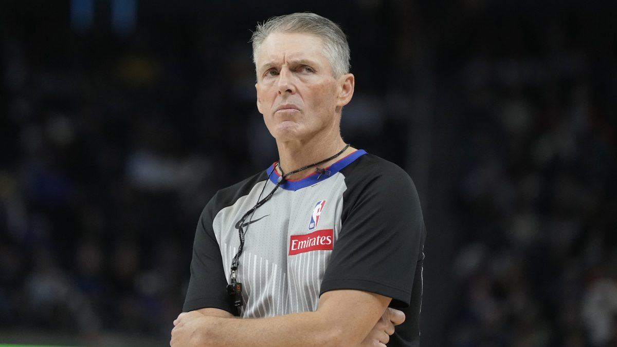 NBA: Referee Scott Foster sufrió violento golpe que lo dejó sangrando en triunfo de Thunder [Video]
