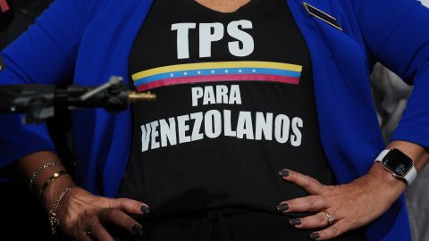 La activista Helene Villalonga lleva una camiseta en la que pide el Estatus de Protección Temporal (TPS) para los venezolanos durante una conferencia de prensa para denunciar los cambios en las protecciones que protegieron a cientos de miles de venezolanos de la deportación, el lunes 3 de febrero de 2025, en Doral, Florida.