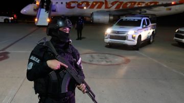 Fuerzas de seguridad del régimen de Maduro vigilan la llegada de migrantes venezolanos deportados desde Estados Unidos al Aeropuerto Internacional Simón Bolívar en Maiquetía, Venezuela, el lunes 10 de febrero de 2025.