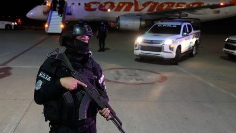 Fuerzas de seguridad del régimen de Maduro vigilan la llegada de migrantes venezolanos deportados desde Estados Unidos al Aeropuerto Internacional Simón Bolívar en Maiquetía, Venezuela, el lunes 10 de febrero de 2025.