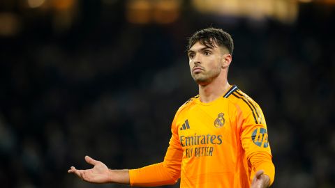 Raúl Asencio durante un encuentro de la UEFA Champions League.