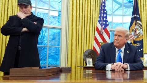 Elon Musk escucha al presidente Donald Trump mientras habla con periodistas en el Despacho Oval de la Casa Blanca, el martes 11 de febrero de 2025, en Washington.