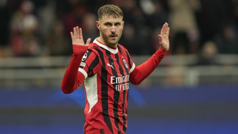 Santiago Giménez durante un encuentro ante Feyenoord.