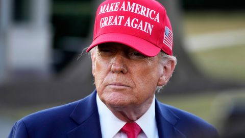 El presidente Donald Trump con una gorra con su lema Make America Great Again (MAGA).