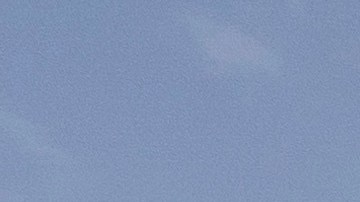 En esta foto revisada por oficiales militares estadounidenses, las banderas ondean a media asta en el Campamento Justicia, el 29 de agosto de 2021, en la Base Naval de la Bahía de Guantánamo, Cuba.