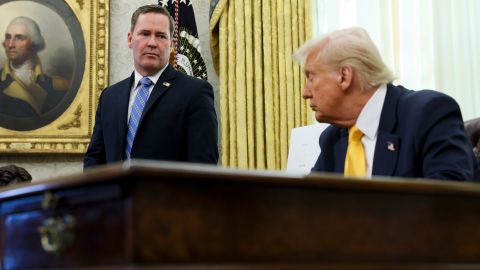 Mike Waltz escucha al presidente Donald Trump mientras este habla en la Oficina Oval de la Casa Blanca en Washington, el viernes 7 de marzo de 2025.