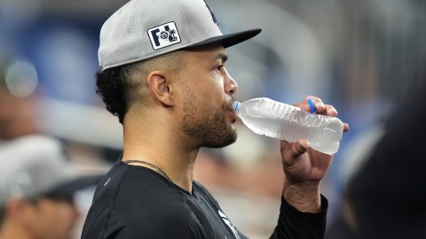 Giancarlo Stanton no ha podido jugar este 2025 por una lesión en sus codos.