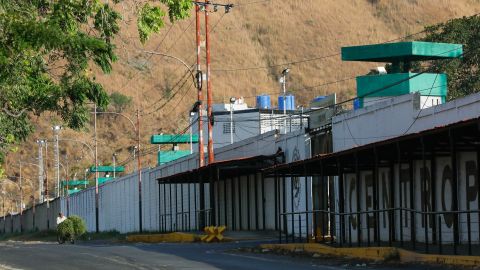 Un hombre pasa en bicicleta frente al Centro Penitenciario de Aragua en Tocorón, Venezuela, el sábado 22 de marzo de 2025.