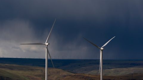 En abril se informó que la suspensión de Trump de nuevos permisos para proyectos eólicos marinos y la retirada de fondos federales para iniciativas de energía verde.