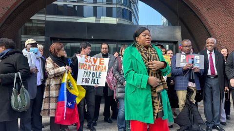 Defensores de los derechos de los inmigrantes hablan frente a un tribunal federal en Boston, el jueves 10 de abril de 2025, tras una audiencia que busca impedir que la administración Trump suspenda un programa que permitía a cientos de miles de cubanos, haitianos, nicaragüenses y venezolanos residir temporalmente en el país.
