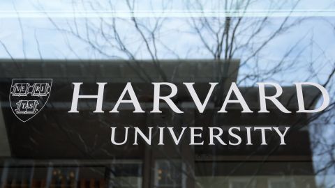 El logotipo de la Universidad de Harvard se exhibe en un edificio de la escuela, el martes 15 de abril de 2025, en Cambridge, Massachusetts.