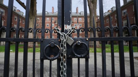Las puertas están cerradas con candado afuera de los dormitorios de la Universidad de Harvard, el lunes 14 de abril de 2025, en Cambridge, Massachusetts.