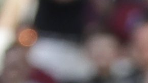 Árbitro cae lesionado y Jamie Vardy toma su silbato para parar el partido y sea atendido