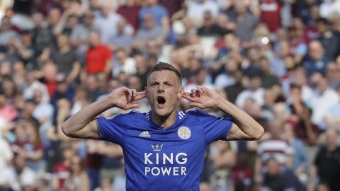 Árbitro cae lesionado y Jamie Vardy toma su silbato para parar el partido y sea atendido