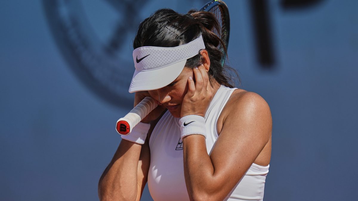 Tenista Emma Raducanu vivió delicado episodio de salud en su estreno en Roland Garros