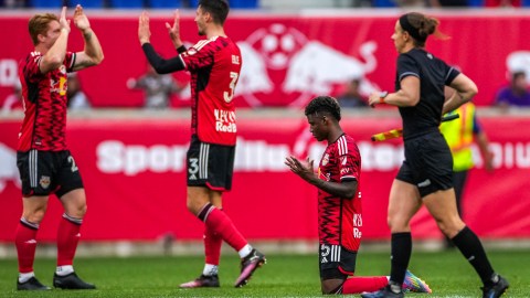 Jugadores del Red Bulls celebran tras el triunfo.