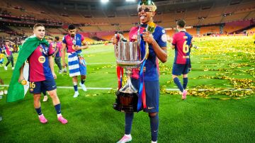 Lamine Yamal levantando la Copa del Rey.
