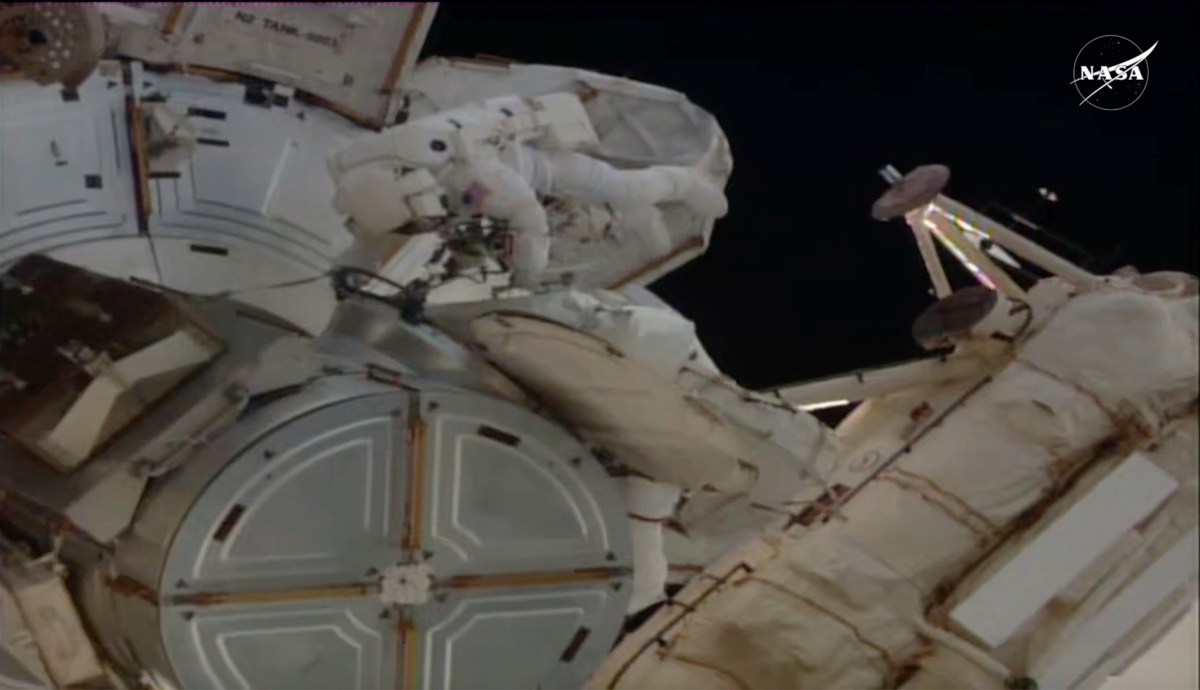 Dos mujeres astronautas de la NASA inician caminata espacial para realizar mejoras en la EEI
