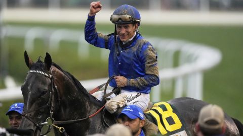 Jinete venezolano Junior Alvarado se llevó el Derby de Kentucky 2025 con Sovereignty