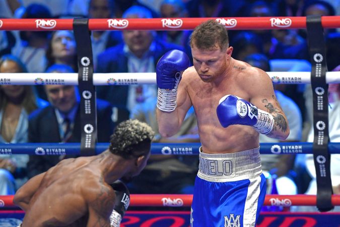 Canelo Álvarez no pudo noquear a William Scull.
