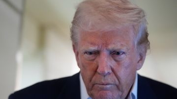 El presidente Donald Trump habla con periodistas a bordo del Air Force One mientras regresa a Washington, el domingo 4 de mayo de 2025, desde West Palm Beach, Florida.