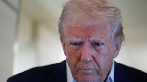 El presidente Donald Trump habla con periodistas a bordo del Air Force One mientras regresa a Washington, el domingo 4 de mayo de 2025, desde West Palm Beach, Florida.