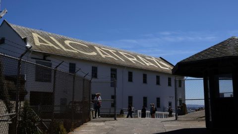 Alcatraz fue inaugurado en 1934, pero cerró 29 años luego, en 1963. Actualmente, está operado por el Servicio de Parques Nacionales, que organiza visitas guiadas a la prisión.