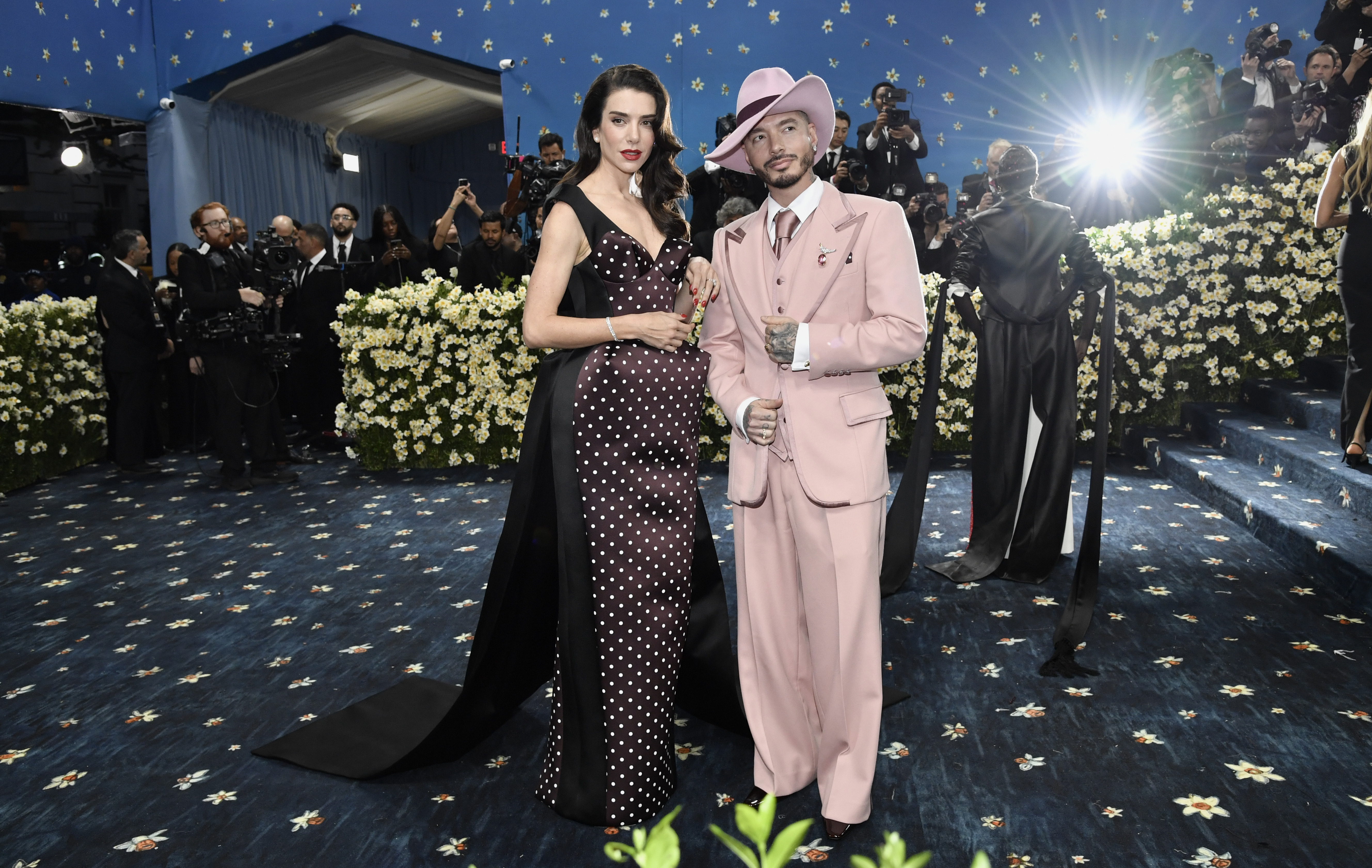 Valentina Ferrer y J Balvin en la MET Gala 2025.
