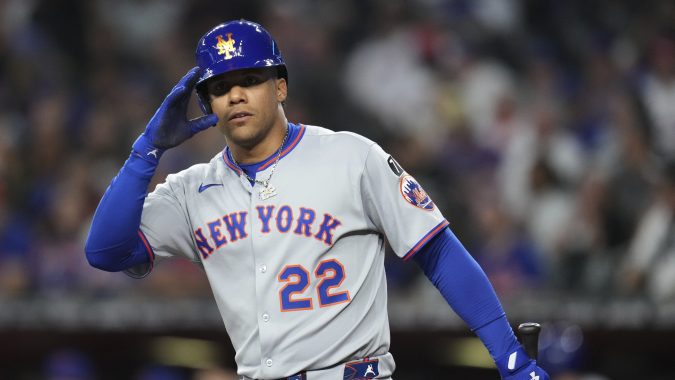 Juan Soto celebra tras despachar jonrón ante Arizona Diamondbacks.