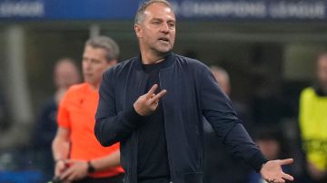 Hansi Flick reclama al árbitro durante una acción en la UEFA Champions League.