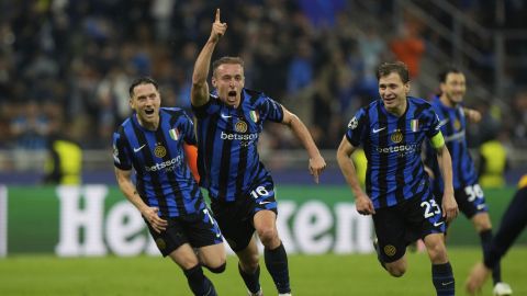 Davide Frattesi (C) celebra el gol del triunfo ante Barcelona.