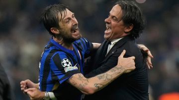 Acerbi celebra con Inzaghi el gol del empate del Inter.