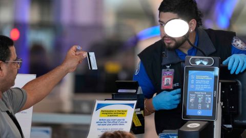 Los oficiales de TSA revisan el Real ID para abordar vuelos domésticos.