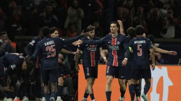 Jugadores del PSG celebran su pase a la final de la UEFA Champions League.