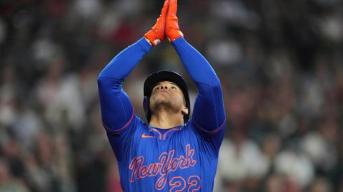 Juan Soto empieza a reaccionar con el madero.