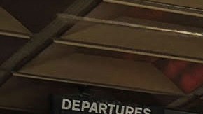 Pasajeros varados esperan en la zona de llegadas del aeropuerto de Jinnah, después de que las autoridades cerraran el aeropuerto debido al ataque con drones de India a Pakistán.