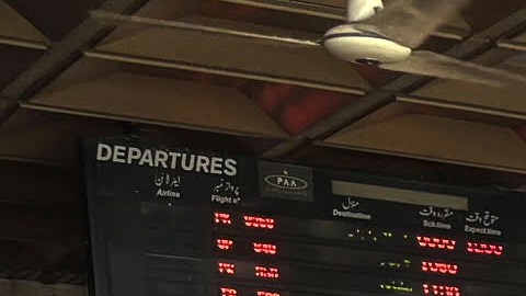Pasajeros varados esperan en la zona de llegadas del aeropuerto de Jinnah, después de que las autoridades cerraran el aeropuerto debido al ataque con drones de India a Pakistán.
