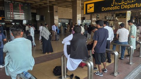 Pasajeros varados esperan en la zona de llegadas del aeropuerto de Jinnah, después de que las autoridades cerraran el aeropuerto debido al ataque con drones de India a Pakistán.