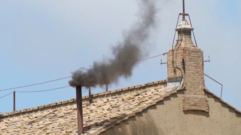 Se espera que en las próximas horas se emita otra fumata.