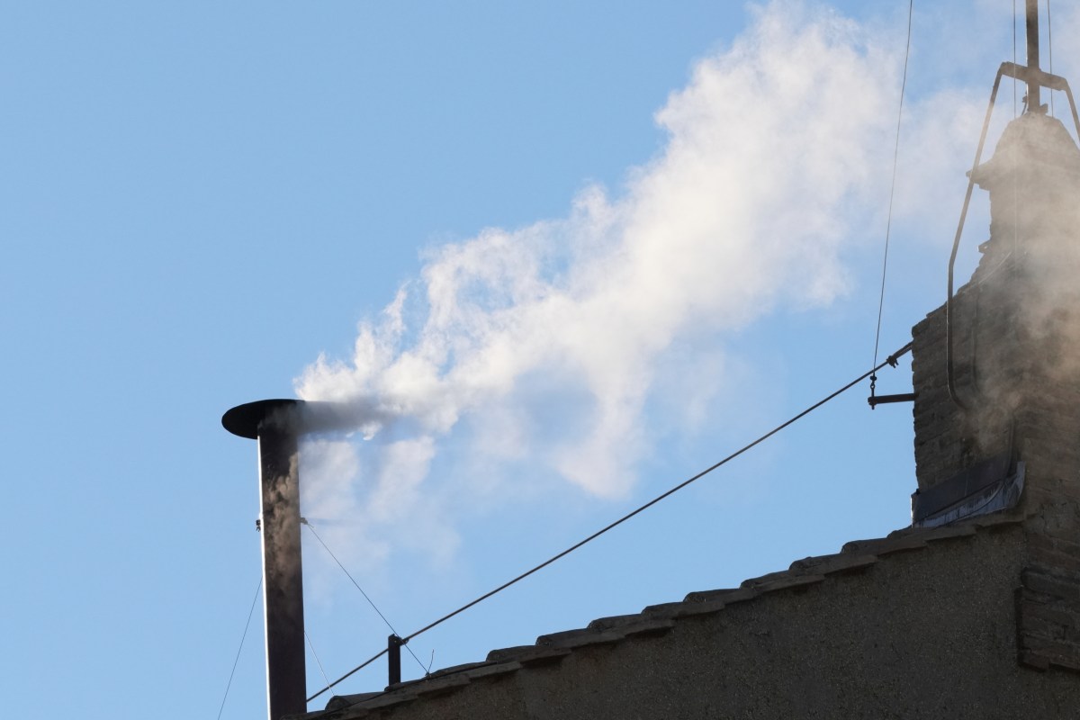 Humo blanco tras votación en el reciente cónclave: hay Papa electo