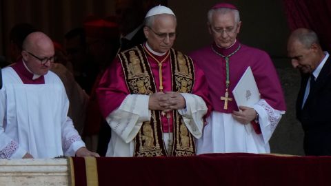 León XIV tras su proclamación.