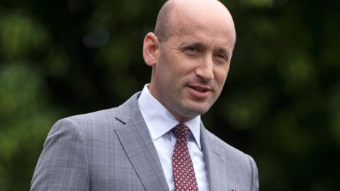 Stephen Miller defendió el reasentamiento de los afrikáneres incluso cuando se prohibió el ingreso a EE.UU. a refugiados de otros países.