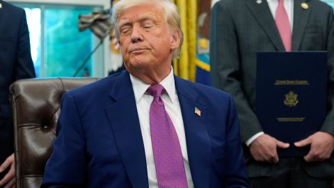 El presidente Donald Trump espera firmar una orden ejecutiva en la Oficina Oval de la Casa Blanca, el viernes 9 de mayo de 2025, en Washington.