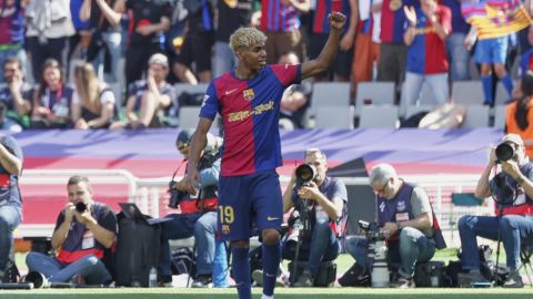 Lamine Yamal celebra tras el triunfo del Barcelona 4-3 ante Real Madrid.