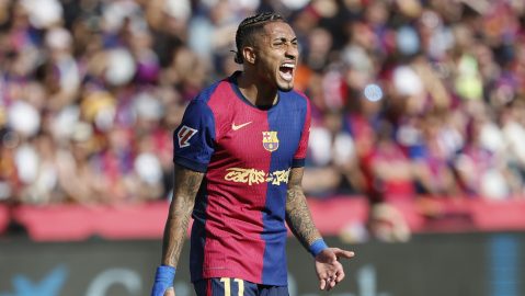 Raphinha cumple promesa y cruza cancha de rodillas por ganar Laliga con el FC Barcelona