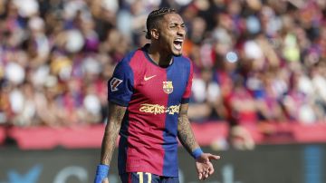 Raphinha cumple promesa y cruza cancha de rodillas por ganar Laliga con el FC Barcelona