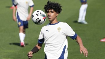 Cristiano Ronaldo Jr. domina un balón durante un entrenamiento con Portugal.