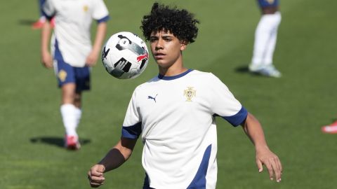 Cristiano Ronaldo Jr. domina un balón durante un entrenamiento con Portugal.