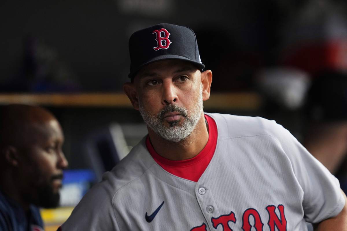 Alex Cora pone el pecho ante fuertes críticas de la fanáticada de los Red Sox